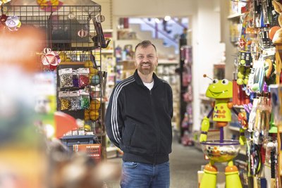 In den von Ralf Viehweg gegründeten Spielwarenläden in Annaberg-Buchholz (Foto) und Chemnitz ist schon seit einigen Jahren sein Sohn Carsten Viehweg (Foto) Geschäftsführer.