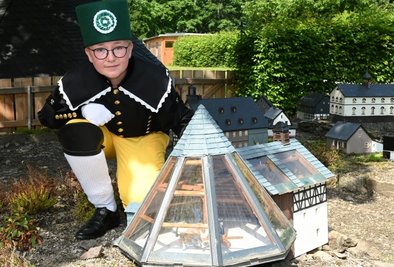 Die Bergbrüderschaft "Schneeberger Bergparade" (im Foto Sascha Bachman) hat die Pflege der Bergbauminiaturlandschaft auf dem Gelände der Fundgrube Gesellschaft übernommen. 
