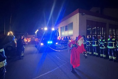 Der Weihnachtsmann brachte der Feuerwehr Freiberg das Geschenk: ein neues Löschgruppenfahrzeug.