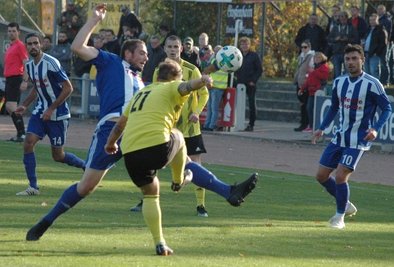 Meist einen Schritt zu spät: Die Mittweidaer Fußballer mit Kapitän Andreas Hönig (M.) waren in der zweiten Halbzeit chancenlos und kassierten beim Großenhainer FV eine deftige 0:5-Niederlage. 