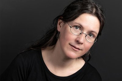 Ulrike Sorge, die bereits für drei Jahre als Regieassistentin am Haus war, leitet für ein Jahr kommissarisch die Jugendsparte Jupz!