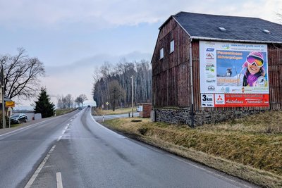 Viele Jahre lang versprach diese Werbung an der B 101 am Ortsausgang von Scheibenberg in Richtung Schlettau „pausenloses Skivergnügen“ in Jöhstadt. Vor einigen Monaten wurde sie durch andere Werbung ersetzt.