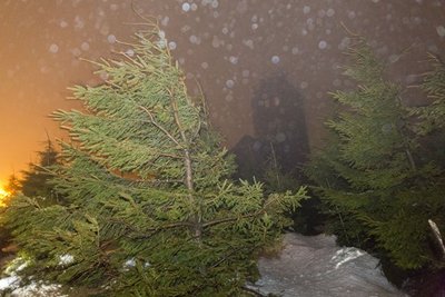 Der Fichtelberg gab schon in der Nacht zum Dienstag einen Ausblick auf die nächsten Tage: Tauwetter, Sturm, Regen.