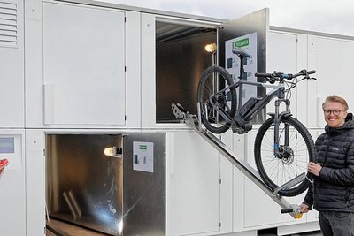 Patrick Rabe von der Chemnitzer Firma RWC Factory zeigt, wie eine Container-Fahrradgarage funktioniert. Die Anlage hat 16 Plätze, in die mittels eines Schienensystems Fahrräder eingeparkt werden können. Bezahlt wird mit einer EC- oder Kredit-Karte. 