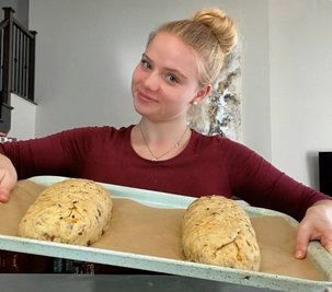 Elina Matthes beim Stollenbacken via Internet. 