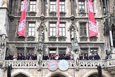 Die Bayern-Stars feiern auf dem Rathaus-Balkon.