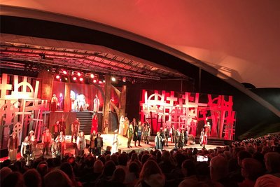 Das Sommertheater-Spektakel „Artus“ war ein echter Publikumserfolg. Diesen Sommer führt Merlin-Darsteller Chris Murray Regie beim Musical „Snow White and Me“ ab 24. August im Parktheater.