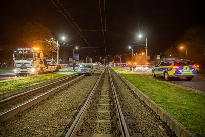Gegen 17.40 Uhr landete an der Neuen Elsterbrücke ein VW im Straßenbahn-Gleisbett. 