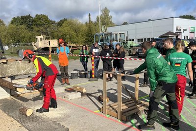 Da durfte die (Motor-)Säge nicht klemmen: Eine der 18 Disziplinen bei der Agro-Challenge war das Sägen von Holz.