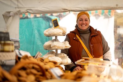 Nathalie Franck aus der Bretagne am Stand ihrer Mutter. Sie hatten die weiteste Anreise und freuen sich, dass ihre Kekse so gut ankommen.