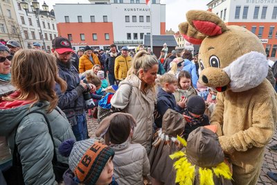 Reger Andrang herrschte zum Ostermarkt in der Meeraner Innenstadt.