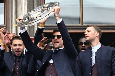 Leon Goretzka (m) will sich mit dem Double verabschieden.