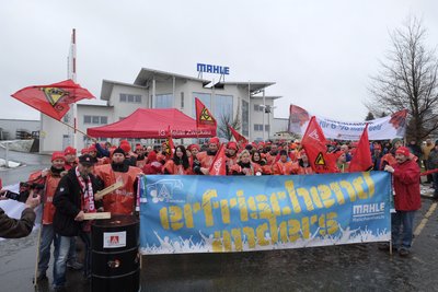 Mitarbeiter bei Mahle Industrial Thermal Systems Reichenbach haben am Freitag gestreikt.