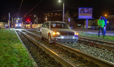 Gegen 21 Uhr blieb ein Mercedes an derselben Stelle auf den Gleisen stecken.