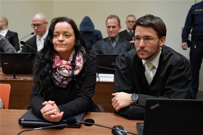 Nach dem Plädoyer der Bundesanwälte, vor dem Urteil: Am 402. von 438 Prozesstagen verfolgte Beate Zschäpe mit Anwalt Mathias Grasel die Endphase im Prozess. Heute sitzt sie in Chemnitz in Haft