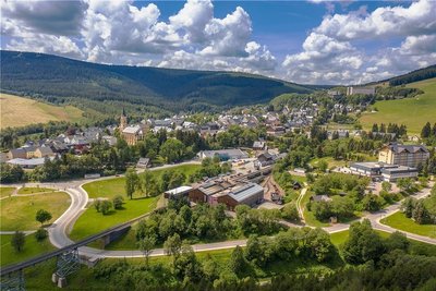 Am Rand von Oberwiesenthal - hier ein Blick auf die Stadt - will eine einheimische Familie eine Ferienhaus- und Apartmentanlage errichten lassen. Das Projekt in der Nähe des Hotels von Skisprunglegende Jens Weißflog ruft die Grünen auf den Plan. 