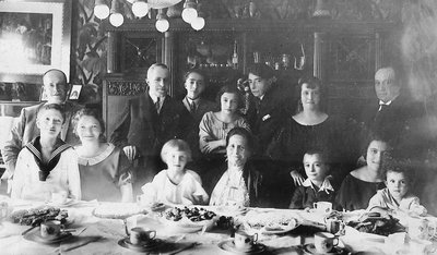 Auf diesem historischen Foto ist die Großfamilie Nussberg und Neger zu sehen. Drei Stolpersteine erinnern seit dem vergangenen Jahr in Chemnitz an das Schicksal der Familie Neger. 