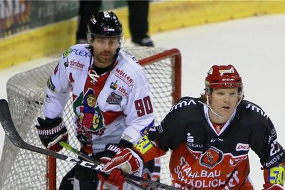 Verteidiger Kelly Summers (rechts) ist bereit für sein Comeback bei den Eispiraten Crimmitschau. Das Foto entstand in der Vorsaison im Heimspiel gegen den EHC Freiburg. 