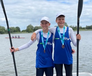 Jonas Dreßler (l.) und Ole Thalheim holten bei der Ostdeutschen Meisterschaft über im K2 über 2000 Meter Bronze. 