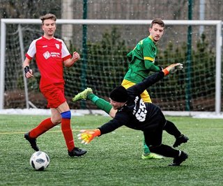 Neukirchens Keeper Philipp Lohse musste im Derby gegen den TSV Germania drei Mal hinter sich greifen. 