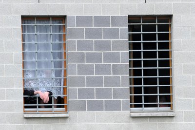 In der JVA Dresden sind sich die Häftlinge Chihiro, Sebastian und Janik einig: Hier vergeht die Zeit anders – zäh und langsam.