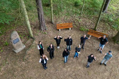 Die Schüler peppten den Platz im Wald auf.