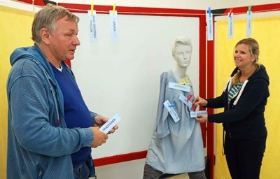 Stephan Oschem und Claudia Furtner bereiten den Drogenparcours vor. "Wir wollen Lebenskompetenzen bei den Schülern entwickeln." 