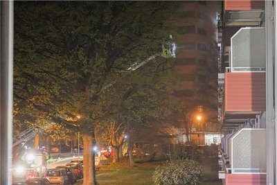 Gegen Mitternacht rückte die Feuerwehr in der Achatstraße an. Zum Einsatz kam auch eine Drehleiter.