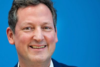 Eckart von Hirschhausen, Arzt und Wissenschaftsjournalist, wird in Chemnitz für sein Engagement für Klima und Gesundheit mit dem Carlowitzpreis geehrt.
