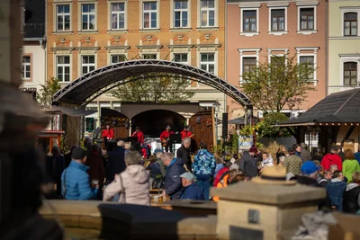 Rund eine Stunde nach dem offiziellen Start waren alle Bänke auf dem Marktplatz belegt.