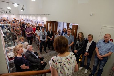 Die Leiterin des Stadtarchivs, Doris Meijler, eröffnete am Donnerstag die Jahresausstellung "Plauen 900 - Erinnerungen einer Stadt in Bild und Schrift". Sie ist bis zum 27. April 2023 im Stadtarchiv zu sehen.