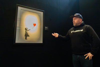„Man weiß nicht, ob das Mädchen den Ballon fängt oder loslässt. Jeder sieht in dem Bild etwas anderes“, sagt Martin Fischer über eines der bekanntesten Werke Banksys.