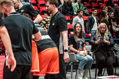Die Ninersfans Luise Groß (links) und Julia Feuerhack saßen am Samstag beim Heimspiel der Niners direkt neben der Bank der Chemnitzer Basketballer.