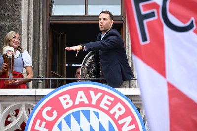 Manuel Neuer brachte die Schale auf den Balkon.