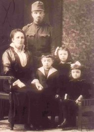 Die jüdischen Eheleute Bank und Kinder. Die Aufnahme entstand um 1918. 