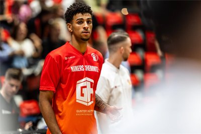 ROMAN BEDIME: Der Youngster kam für alle offensichtlich so überraschend früh in die Partie, dass ihn nicht einmal die Fotografen erwischt haben. In den viereinhalb Minuten Spielzeit versenkte der Neuzugang aus Vechta immerhin einen Dreier und holte einen Offensivrebound. Und weil er damit seinen wichtigen Teil zum Erfolg der Mannschaft beigetragen hat, erhält Bedime wie alle anderen Spieler dieses Mal die Note: 2.