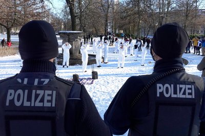 Auf der Chemnitzer Schloßteichinsel haben sich am Sonntagnachmittag mehr als 100 Impfgegner und Gegner der Coronamaßnahmen versammelt.