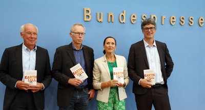 Der Club of Rome, vertreten durch Jorgen Randers (l-r), Ko-Autor "Grenzen des Wachstums", Johan Rockström, Direktor des Potsdam Instituts für Klimafolgenforschung, Sandrine Dixson-Declève, Ko-Präsidentin des Club of Rome, und Per Espen Stoknes, Norwegian Business School, stellt vor der Bundespressekonferenz den neuen Bericht "Earth For All" zu konkreten Wegen aus der Klimakrise vor.