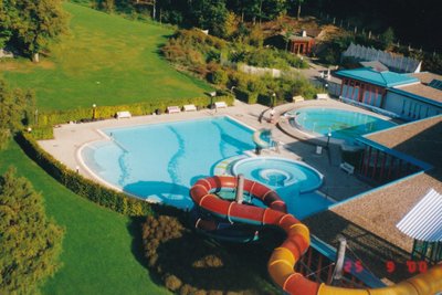 An Stelle des Stadtbades wurde 1996 das Erzgebirgsbad eröffnet (Foto vom Ende der 1990er-Jahre). Auch dieses ist mittlerweile geschlossen, allerdings besteht zumindest für das Hallenbad Hoffnung.
