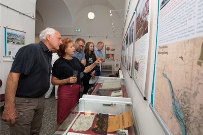Die wirtschaftliche Blüte in früheren Jahrhunderten, das Werden der einstigen Großstadt und vieles mehr sind die Überschriften auf den Infotafeln.