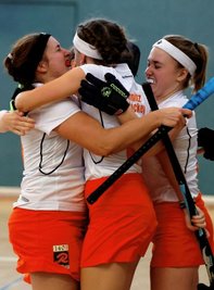 Jubel bei den Hockeyfrauen des Post SV: Sie steigen in die 2. Bundesliga auf. 