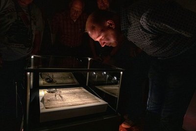 In der Ausstellung wird zurzeit auch die Weiheurkunde von 1122 gezeigt.