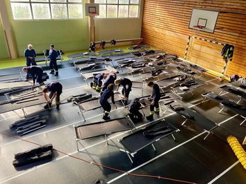 Jeder Handgriff muss sitzen: Die Sporthalle der Oberschule wurde während der Übung mit Feldbetten ausgestattet, um im Ernstfall Menschen aufnehmen zu können.