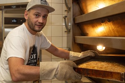 Bäckermeister Christian Beyer konnte nicht widerstehen. Er hat getestet, was hinter dem Hype um die Dubai-Schokolade steckt und einen eigenen Dubai-Stollen kreiert.