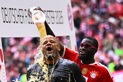 Bayern-Trainer Vincent Kompany bekommt eine Bierdusche von Abwehrspieler Dayot Upamecano. 