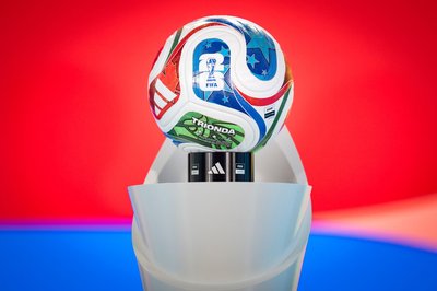 In wenigen Tagen beginnt die Fußball-WM in den USA, Mexiko und Kanada: Die Verbraucherzentrale warnt vor vermeintlichen Schnäppchen bei Tickets, Reisen und Fanartikeln im Internet. (Archivbild)