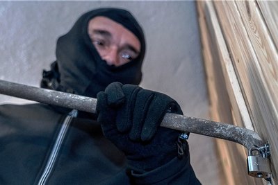 Riskante Zeiten für Einbrecher: Die coronabedingte Heimarbeit hat den "schweren Jungs" im vergangenen Jahr das Einsteigen in Wohnungen erschwert - auch in der Stadt Freiberg. 