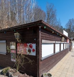 Das Gastrogebäude soll abgerissen werden und eine Cafeteria mit großem Biergarten gebaut werden.