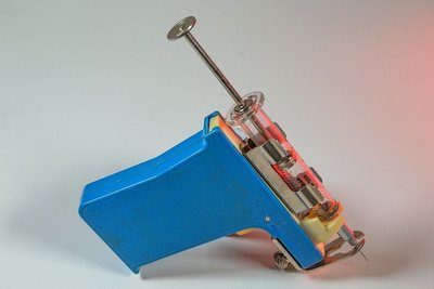 Eine Spritzpistole "Marke Eigenbau" aus der DDR. Ein Vater baute sie für seinen Sohn aus einer Spielzeugpistole mit Nähmaschinenfuß. In Leipzig wurde diese Pistole dann sogar produziert. Heute zu sehen im Medizinhistorischen Museum im Klinikum Chemnitz.