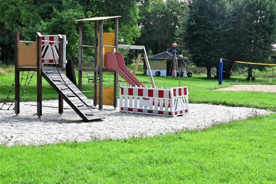 Das Freibad Sachsenburg am Montag: Eine Liegeweise im Bestzustand und ein Spielplatz ohne Kinder.